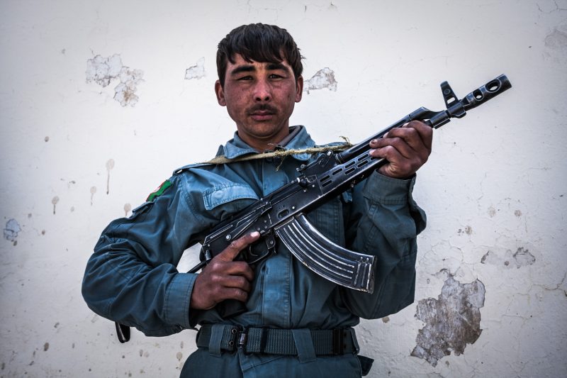 Ein afghanischer Polizist posiert mit seinem AMD-65 Sturmgewehr vor der Distriktverwaltung Panjwayi in der Provinz Kandahar.