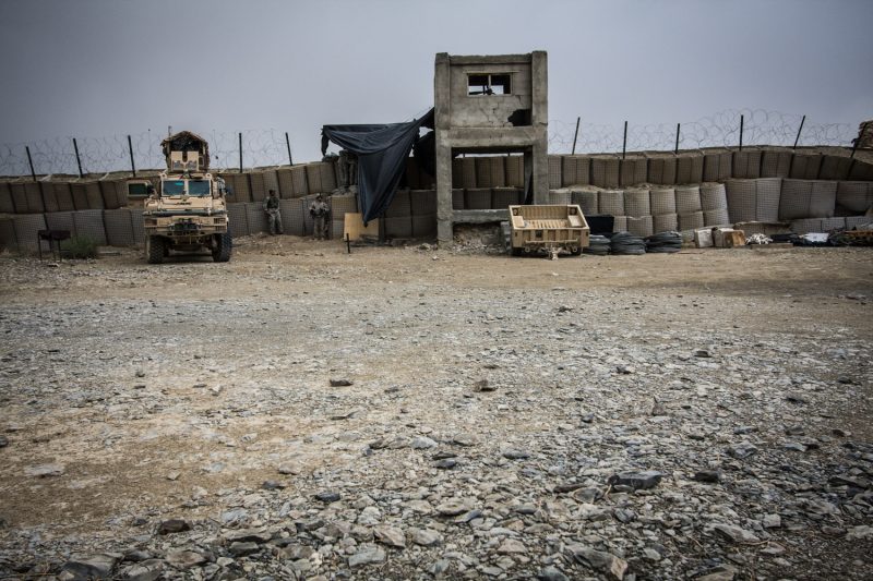 US-Soldaten suchen Schutz während eines Raketenangriffs auf einen Außenposten in Ost-Afghanistan. (c) Simon Klingert