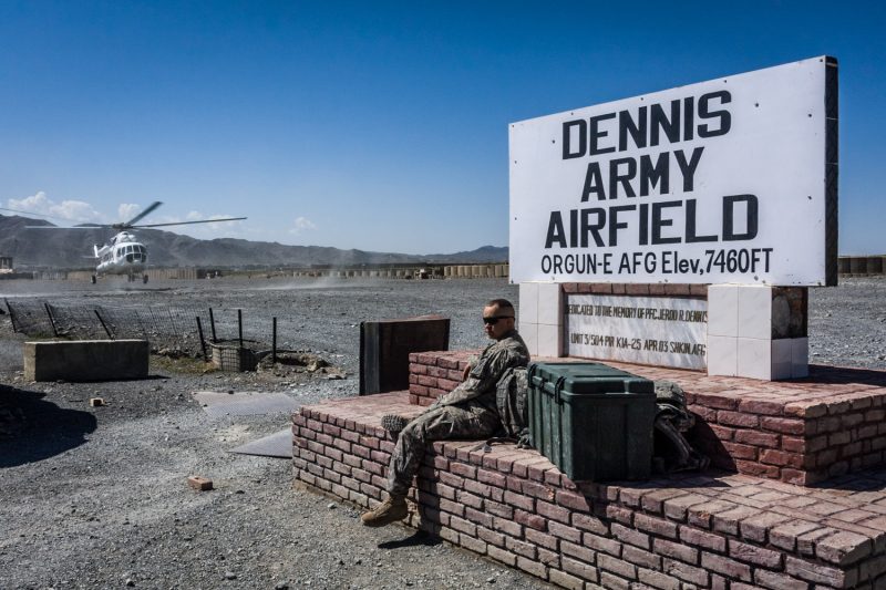 Ein US-Soldat wartet auf seinen Weiterflug am Rande des Dennis Air Field in Ost-Afghanistan. (c) Simon Klingert