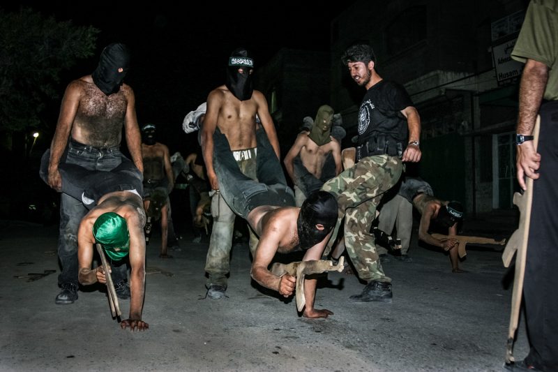 Kämpfer der al-Qassam-Brigaden bei der nächtlichen Ausbildung auf den Straßen von Beit Lahiya im Gazastreifen. (c) Simon Klingert