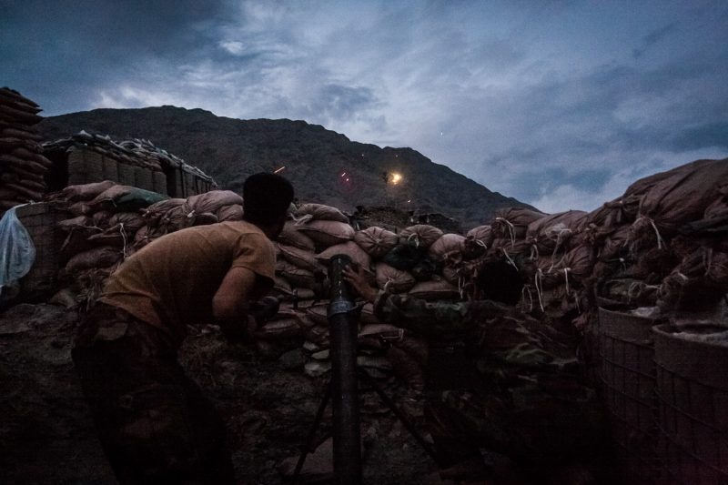 Afghanische Soldaten erwidern mit Mörsergranaten das Feuer, als ihr Außenposten in Kunar von den Taliban angegriffen wird. (c) Simon Klingert