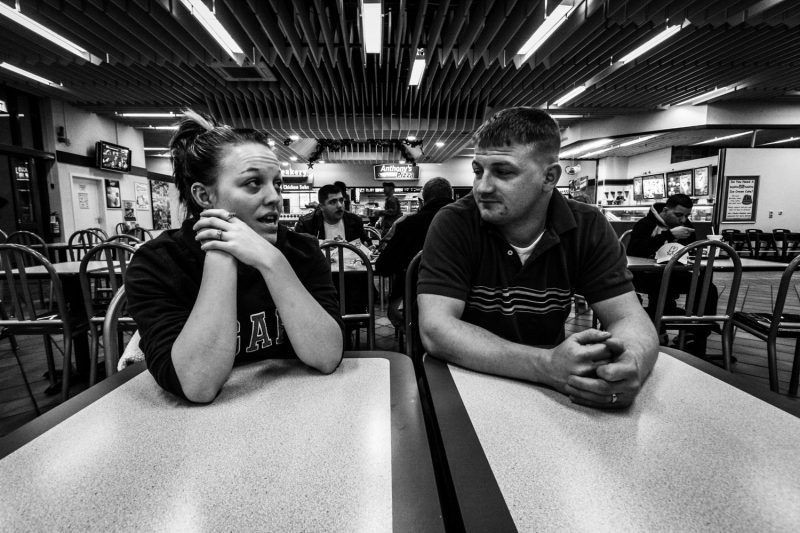 Junges Paar blickt nach der Rückkehr aus dem Irak in eine unsichere Zukunft. (c) Simon Klingert