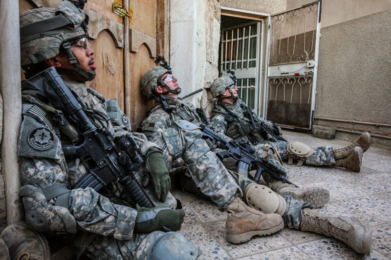 US-Soldaten genießen in einem Hinterhof im Süden Bagdads einen Moment Ruhe. (c) Simon Klingert