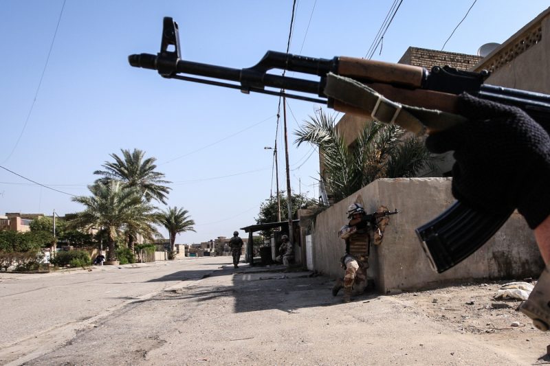 Irakische Soldaten beziehen Stellung im Süden der Hauptstadt Bagdad. (c) Simon Klingert