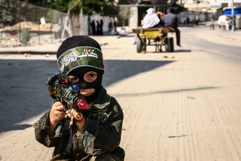 Ein junger Palästinenser posiert im Gazastreifen als Hamas-Kämpfer. (c) Simon Klingert