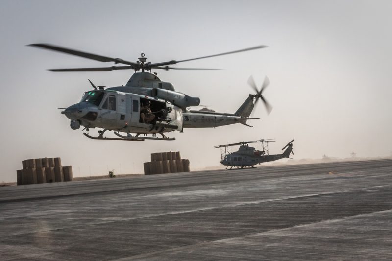 Ein UH-1Y Venom Helikopter des US Marine Corps kehrt von einer Luftunterstützungsmission zurück nach Camp Bastion, Helmand, Afghanistan. (c) Simon Klingert