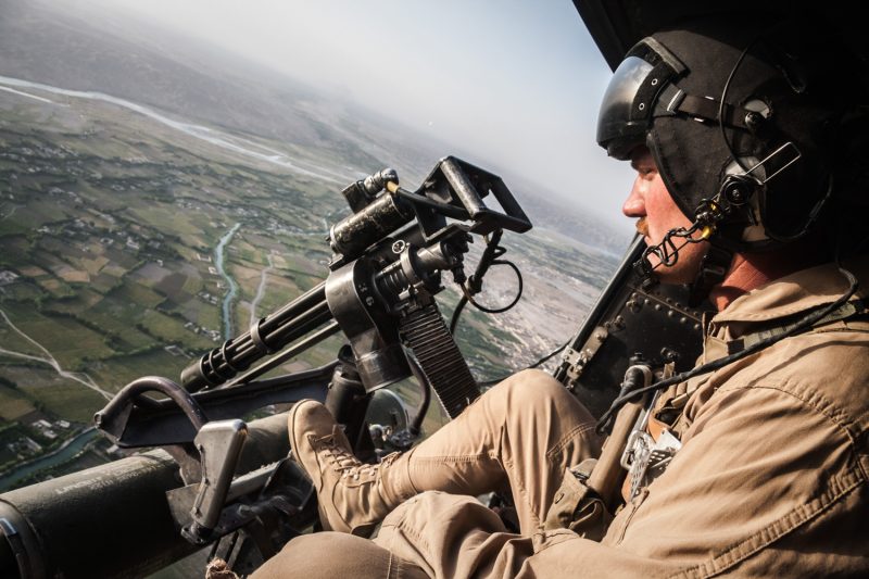 Der UH-1Y Venom Helikopter fliegt eine enge Kurve während einer Mission zur Luftunterstützung nahe Sangin in der afghanischen Provinz Helmand. (c) Simon Klingert