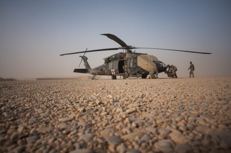 UH-60 Blackhawk MEDEVAC-Hubschrauber der US-Armee bei der Wartung auf FOB Dwyer in Helmand, Afghanistan. (c) Simon Klingert