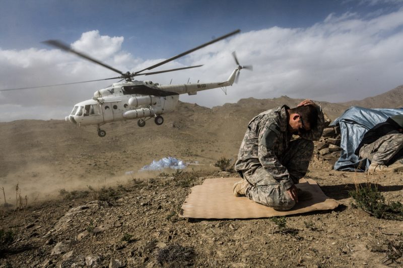 Gecharterter Mil-Mi-17 Hubschrauber versorgt eine Stellung der US-Army. Die Militäroperation Azodee Thunder im Shah-i-Kot-Tal in Ost-Afghanistan soll die Taliban am Rückzug nach Pakistan hindern. (c) Simon Klingert