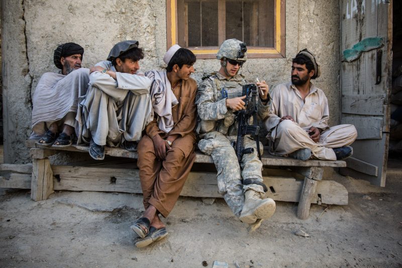 Afghanen staunen über einen US-Soldaten, der einige Worte Paschtu spricht. (c) Simon Klingert